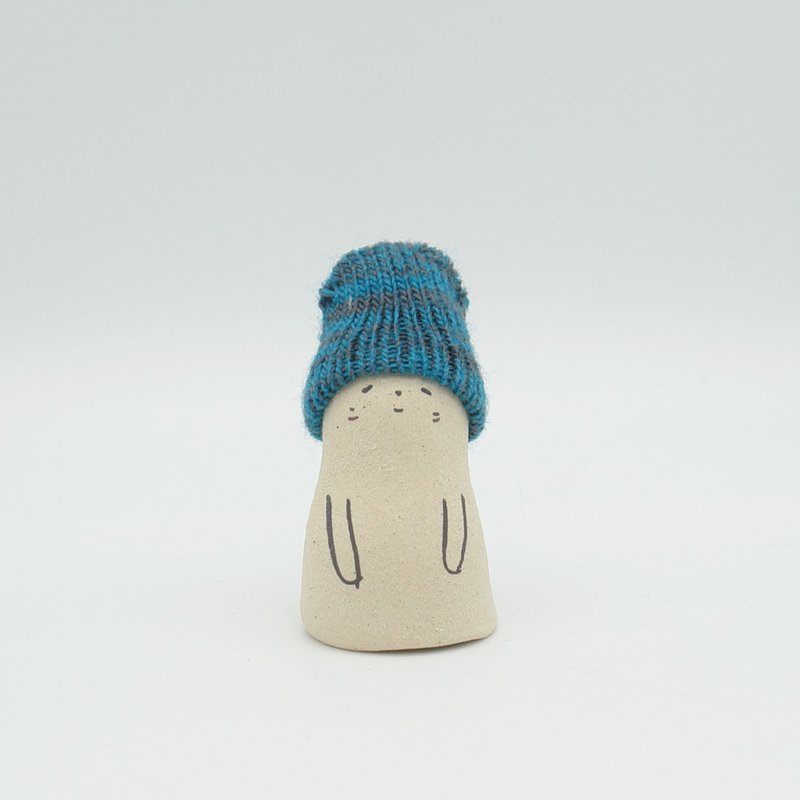 手作り陶人形　ニット帽をかぶったねこさん　Sサイズ - 擺飾/家飾品 - 陶 卡其色