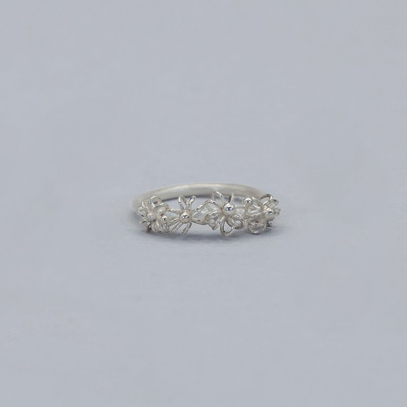 Silver filigree flower ring - แหวนทั่วไป - เงิน สีเงิน