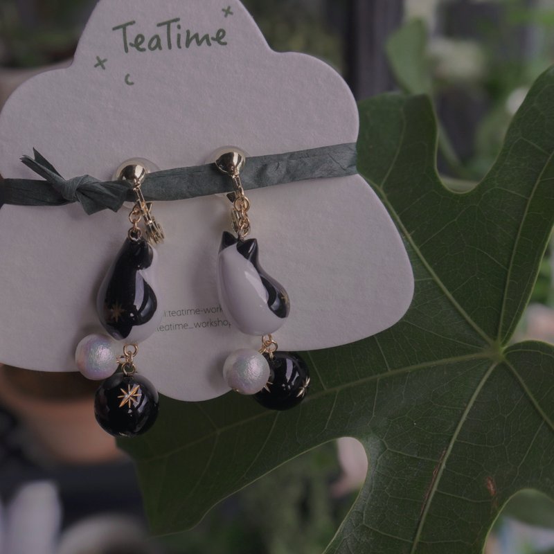 TeaTime Dress Cat and Her Mysterious Afternoon Tea Black and White Color Matching Earhook and Ear Clip Limited Edition - ต่างหู - วัสดุอื่นๆ สีดำ