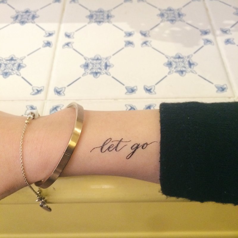 cottontatt "let go" calligraphy temporary tattoo sticker - สติ๊กเกอร์แทททู - วัสดุอื่นๆ สีดำ