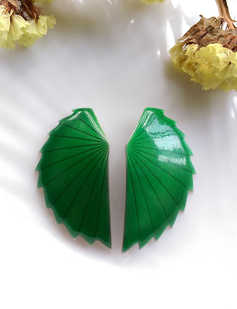 Western antique ornaments. Venus flytrap needle earrings - Earrings & Clip-ons - Other Metals Green