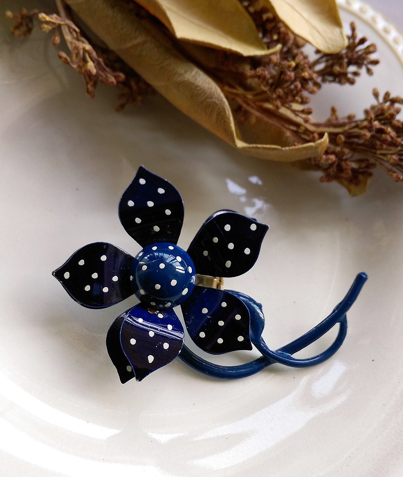 [Western antique jewelry / old age] American country Pupu blue 珐琅 three-dimensional flower pin - Badges & Pins - Other Metals Blue