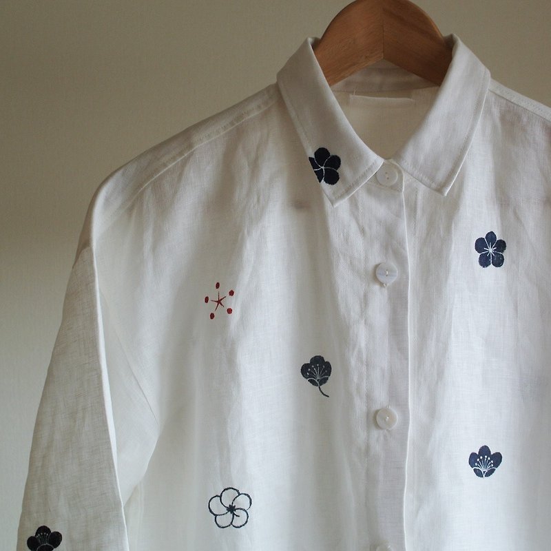 Linen shirt white plum family crest - เสื้อเชิ้ตผู้หญิง - ผ้าฝ้าย/ผ้าลินิน ขาว
