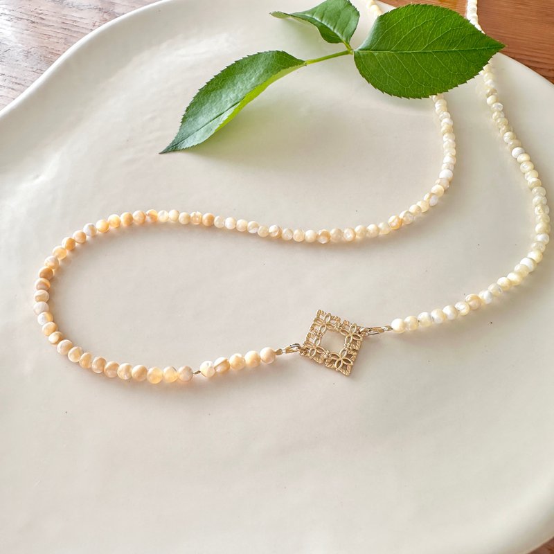 [Shell beaded long necklace] Caramel white natural material / Japanese handmade - สร้อยคอ - วัสดุอื่นๆ สีทอง