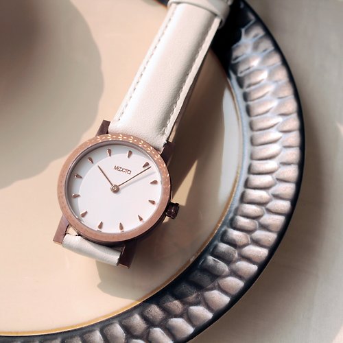 MEDOTA Luxury Autm系列簡約花邊米白色真皮手錶 \ AT-9601