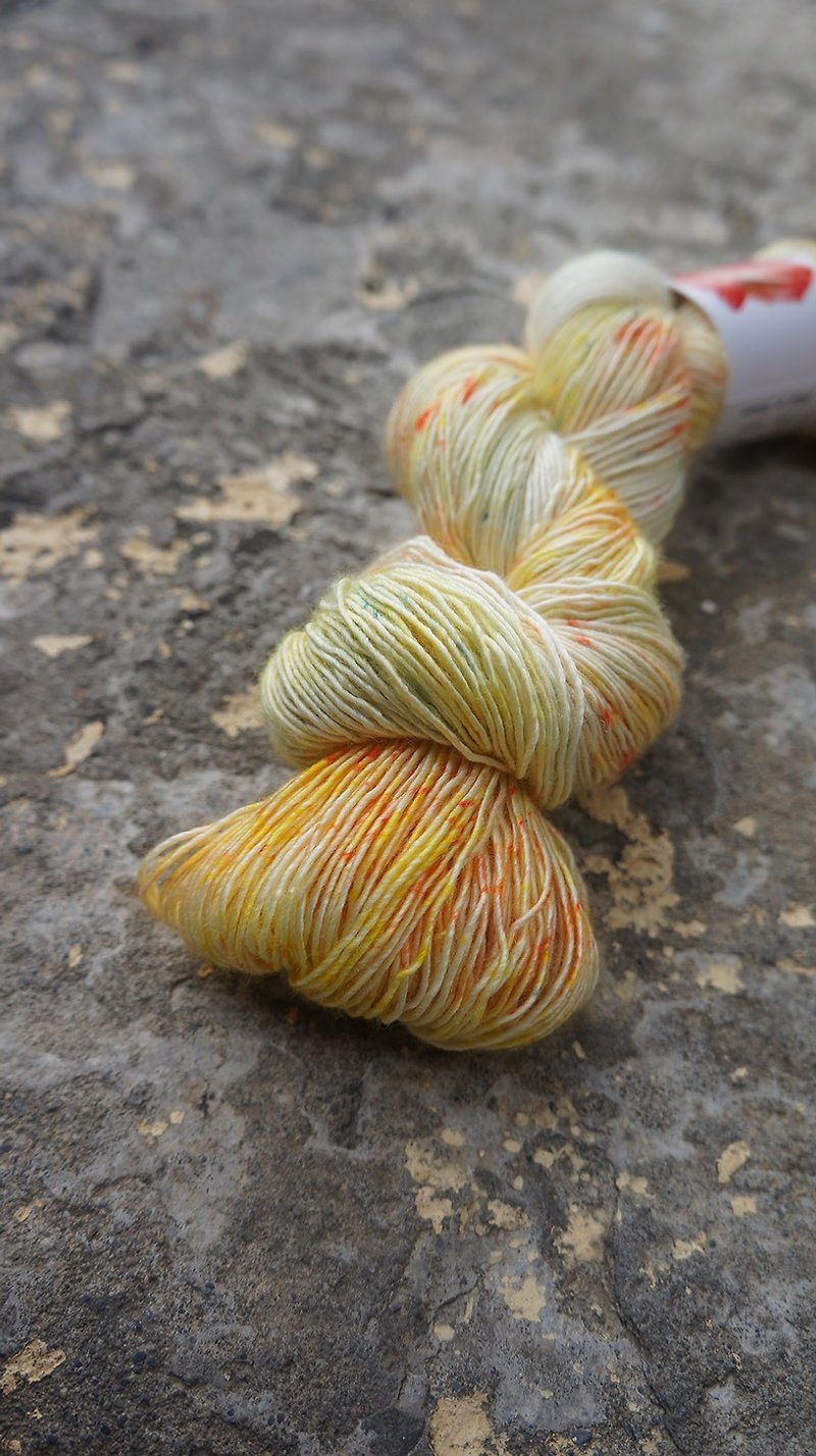 Hand dyed thread. Shimmer orange. (Super Washed Merino/Silk/Single Strand) - เย็บปัก/ถักทอ/ใยขนแกะ - ขนแกะ 