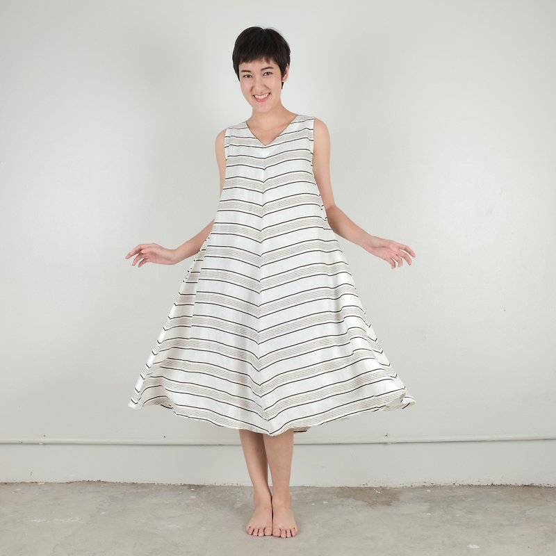 A-dress Linen Fabric (White Striped) - ชุดเดรส - ผ้าฝ้าย/ผ้าลินิน สีนำ้ตาล