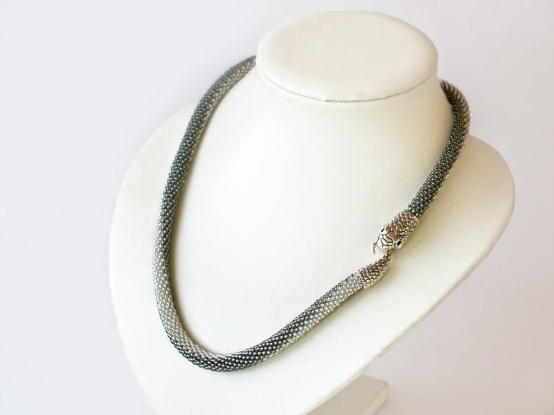 Silver snake necklace, Beaded choker, Ouroboros necklace, Seed bead necklace - สร้อยคอ - แก้ว สีเงิน