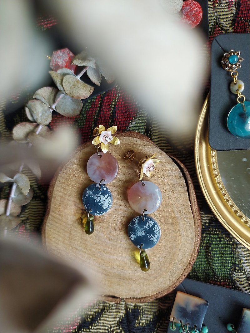 [Only One] Bronze Flower Vintage-Elegant Round Beads, Water Plants, Green Water Drops, Beads, White Zirconium Earrings, Earrings, Drop Earrings