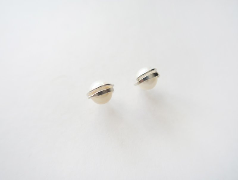 925純銀 獨家亮紋-白珍珠 耳針耳環一對 - 耳環/耳夾 - 純銀 白色