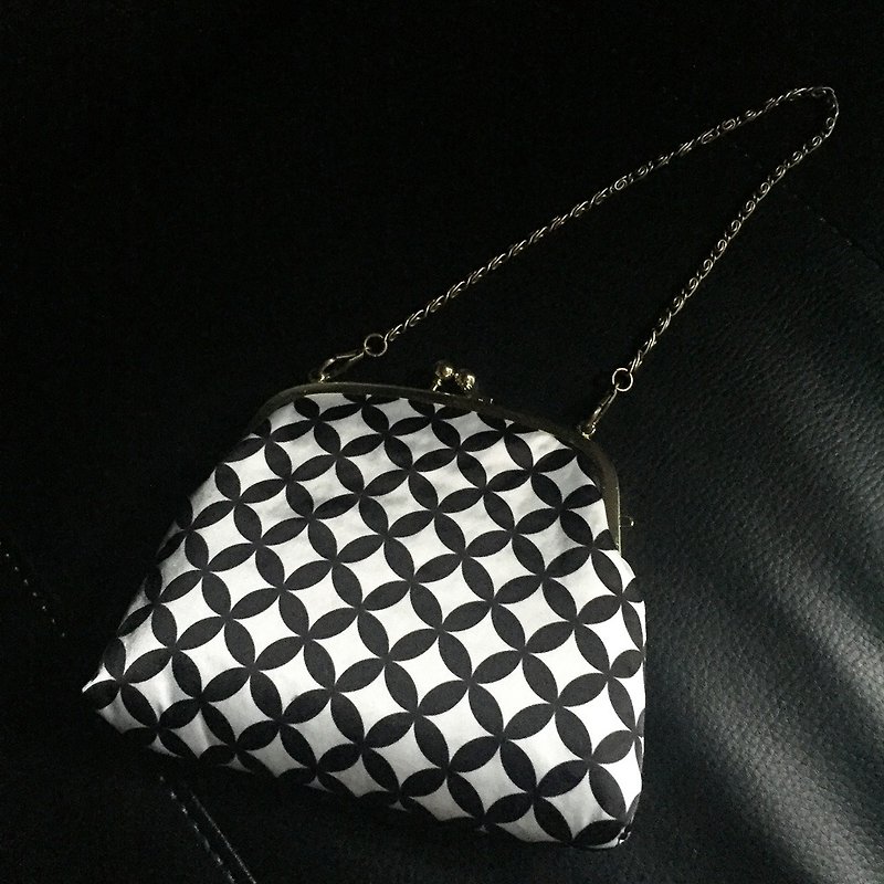 Original Print Japanese traditional pattern kiss lock petit bag SHIPPOUTSUNAGI - Handbags & Totes - Polyester White