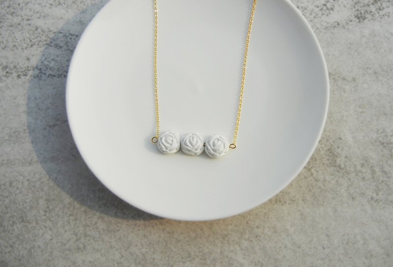 *coucoubird*Three Roses Necklace-Pure White Gold