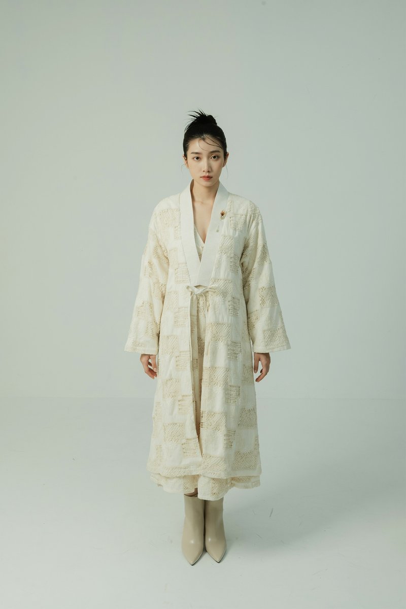 心齋坐忘/米色刺繡中式長衫外套 - 女大衣/外套 - 棉．麻 