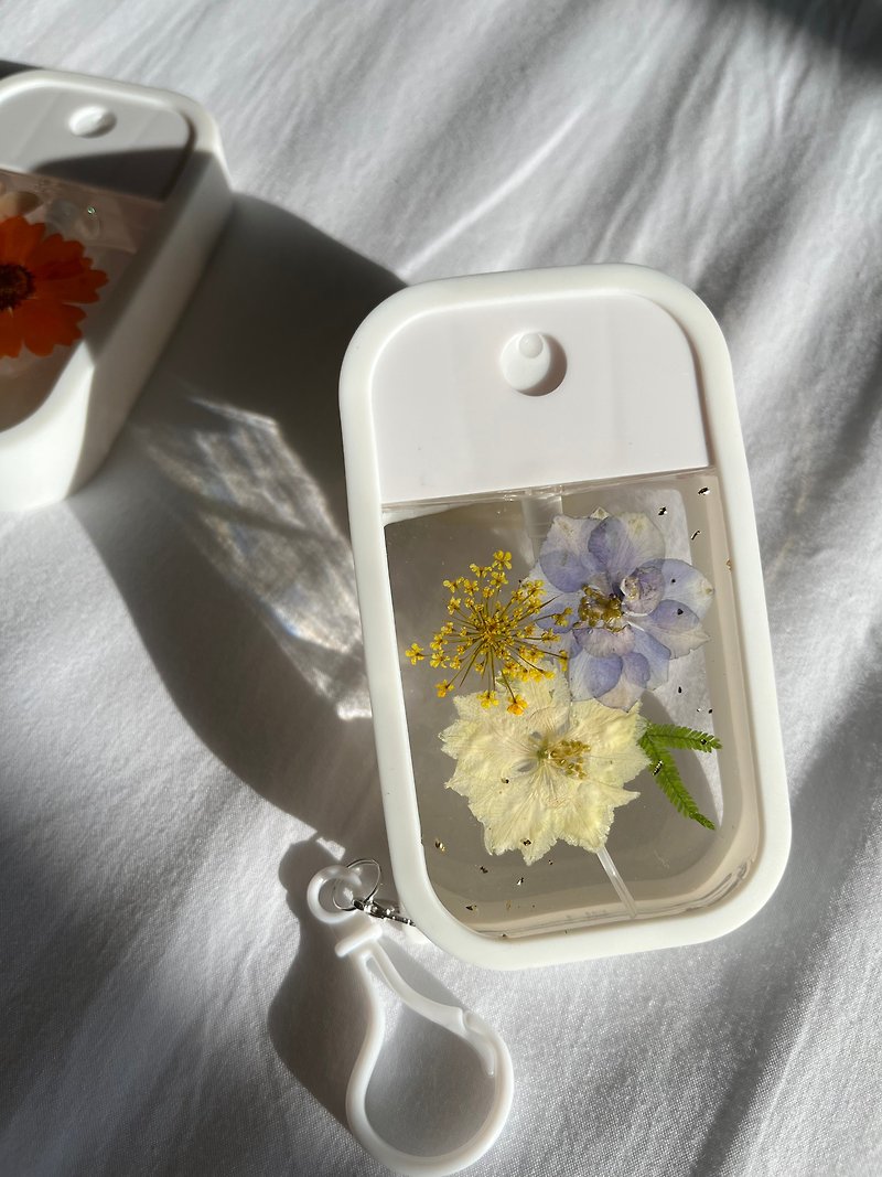Original Pressed Flower Alcohol Bottle x Spray Bottle Embossed Dry Flower Wedding Gift Wedding Small Items - Charms - Plastic 