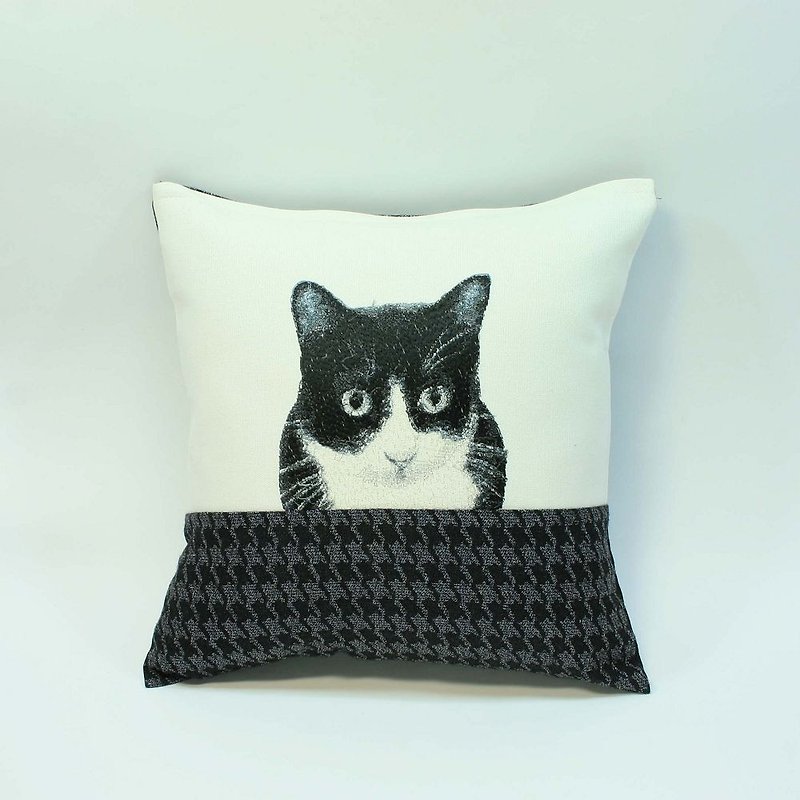 Small black and white cat embroidered pillow 03- - หมอน - ผ้าฝ้าย/ผ้าลินิน สีดำ