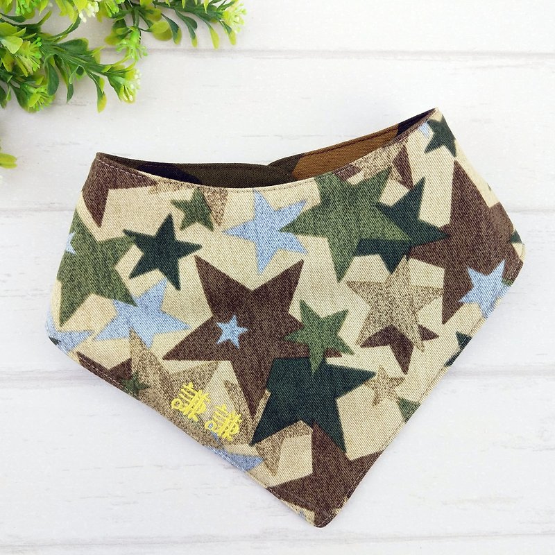 Camouflage stars. Double-sided triangle bib (up to 40 embroidery name) - ผ้ากันเปื้อน - ผ้าฝ้าย/ผ้าลินิน สีกากี