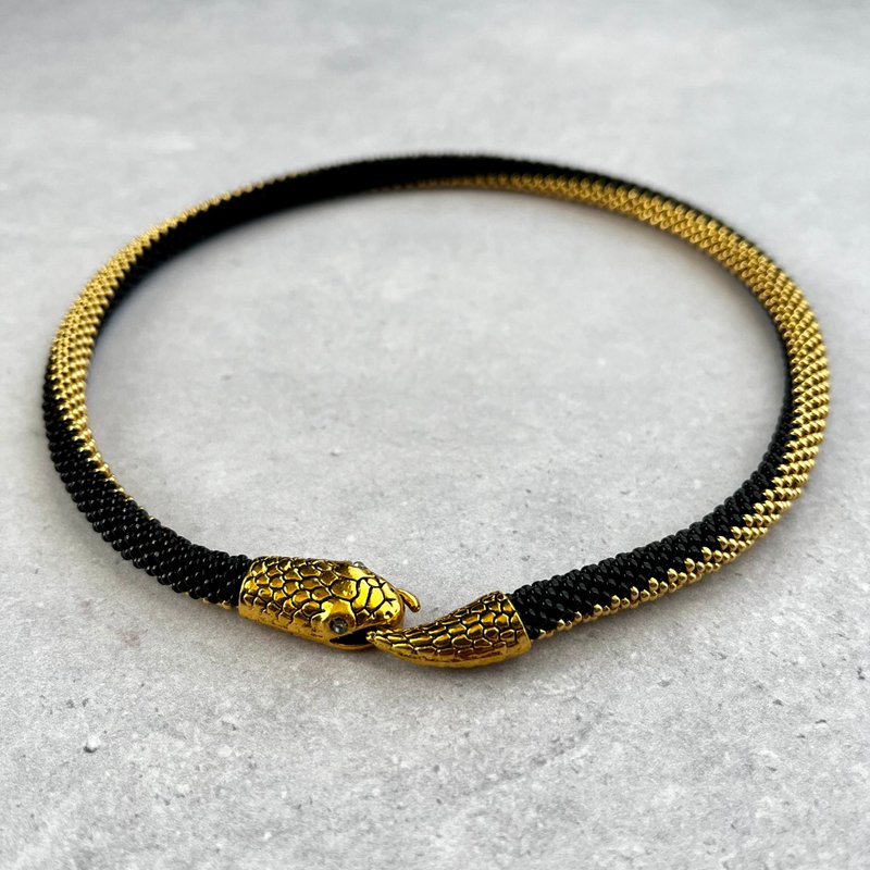 Snake Necklace: black × gold - สร้อยคอ - แก้ว 