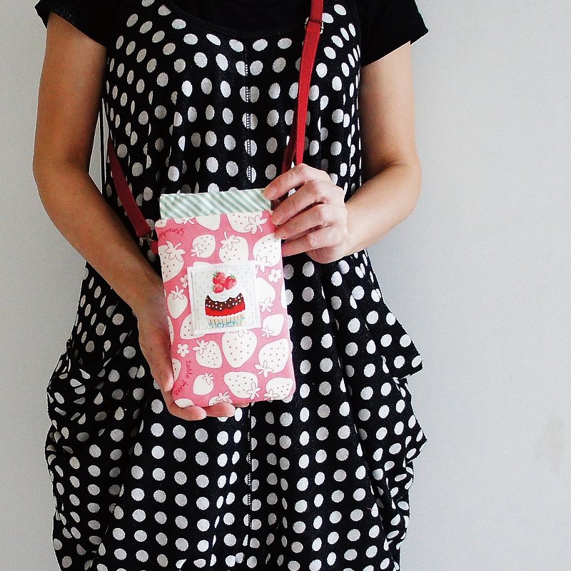 Lovely用(日本布)粉草莓果醬斜背手機袋、筆袋、眼鏡袋5.5吋可用 - 手機殼/手機套 - 棉．麻 粉紅色