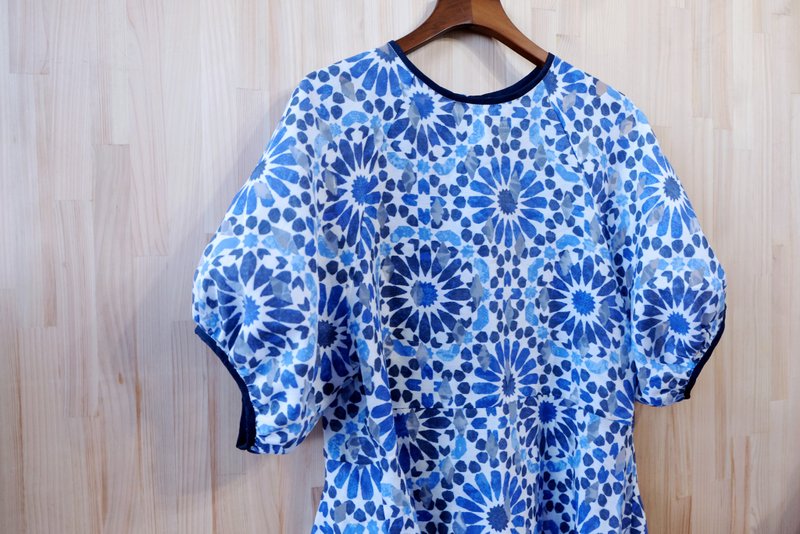 Lachlan Puff Sleeve Patchwork Umbrella Top/Blue Fireworks - เสื้อผู้หญิง - ผ้าฝ้าย/ผ้าลินิน สีน้ำเงิน