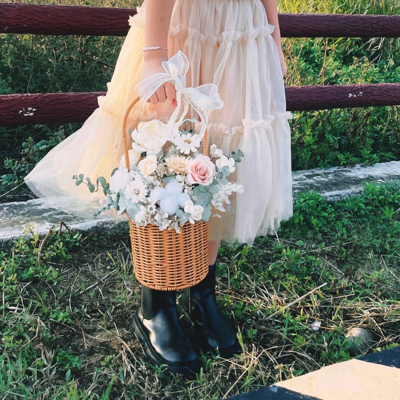 Ready-made flowers/eternal flower baskets for opening ceremony, store opening ceremony, housewarming ceremony, house decoration, home decoration - ช่อดอกไม้แห้ง - พืช/ดอกไม้ ขาว