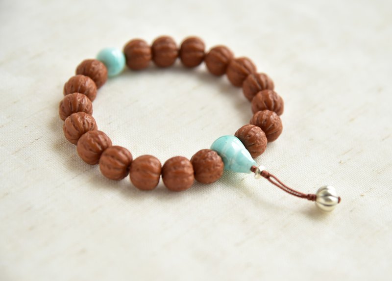 [Wenwan] Wild high oil same tree material throat walnut pure hand-carved Beijing eight-sided eighteen-seed bracelet - Bracelets - Plants & Flowers Brown