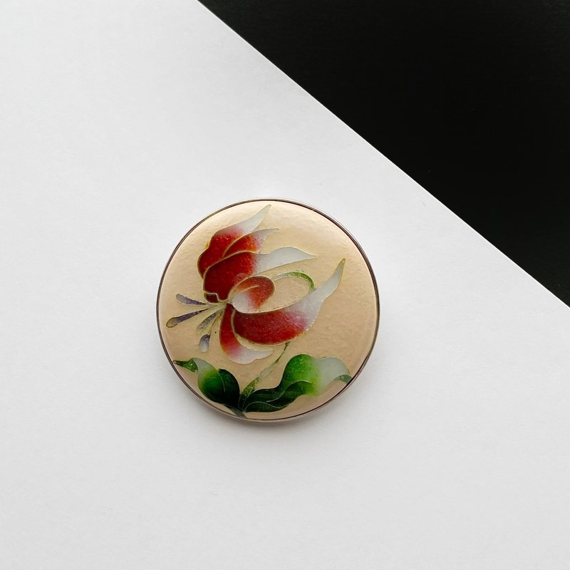 カタクリ【薄紅色 Pale Red】 七宝焼ブローチ 純銀張有線七宝 - ブローチ - その他の素材 オレンジ