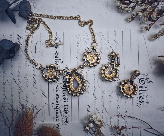 American Queen offers Antique Jewelry Set