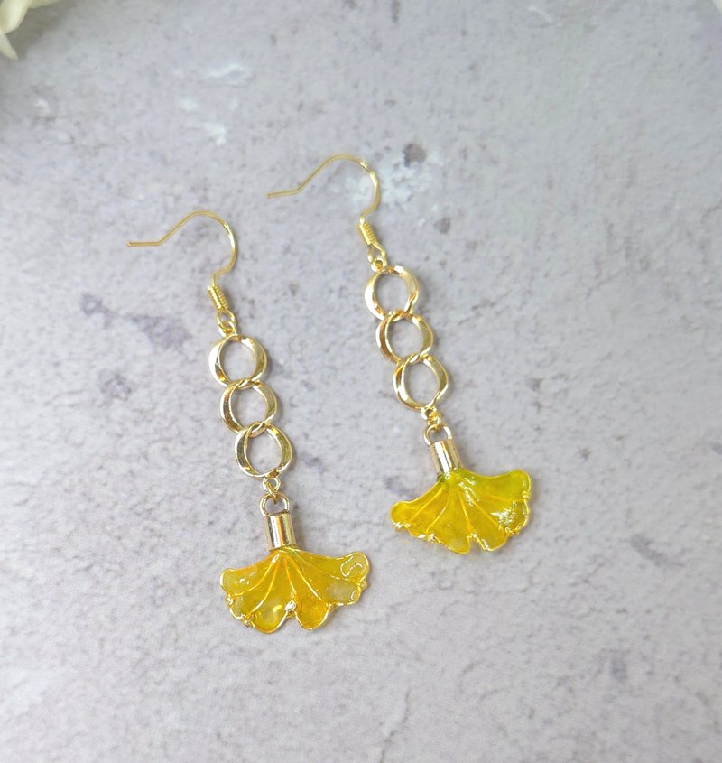 Swaying Ginkgo Leaf Flower Liquid Resin Earrings - ต่างหู - เรซิน สีเหลือง