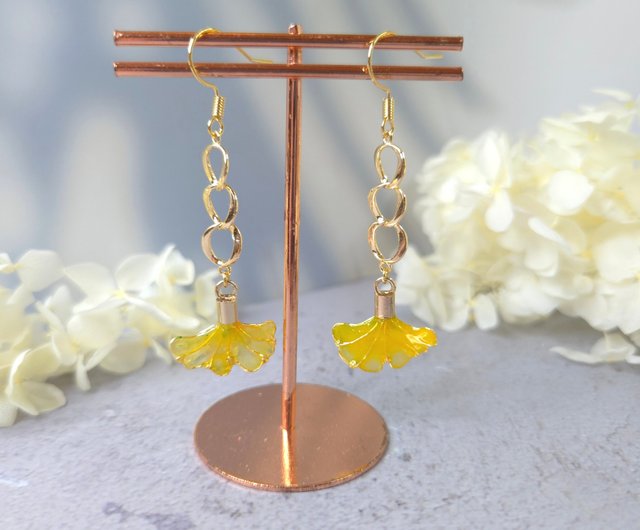 レジン イヤリング イエロー 花と葉っぱ 夏 デザイン