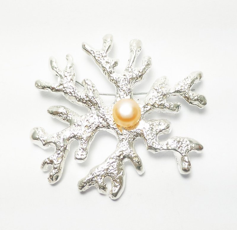 Large coral pearls. 925 sterling silver brooch - เข็มกลัด - โลหะ ขาว