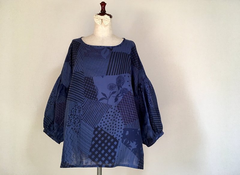 Gather Sleeve Blouse * Random Patchwork Pattern * Double Gauze * Indigo Blue - เสื้อผู้หญิง - ผ้าฝ้าย/ผ้าลินิน สีน้ำเงิน
