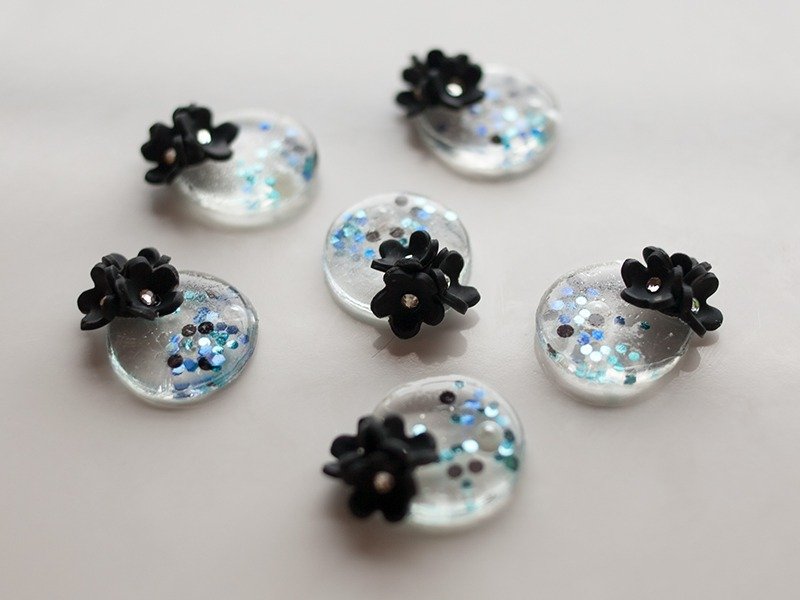 Waterfront flower earrings / earrings (black) - Earrings & Clip-ons - Plastic Black