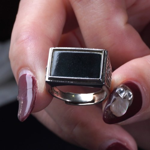 925 スターリングシルバーを象嵌した黒翡翠サドルリング | 天然ビルマ