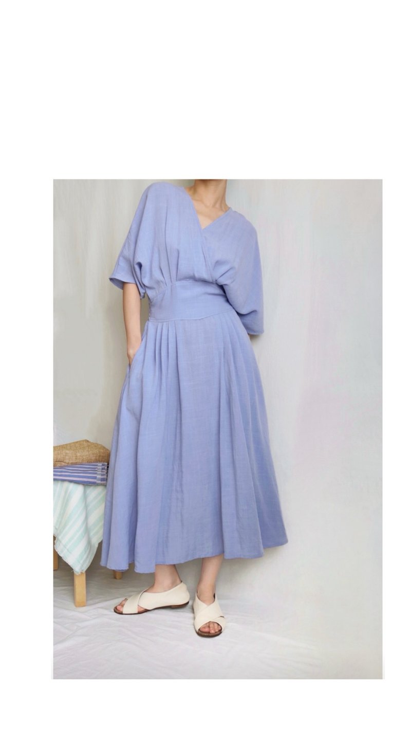 [Place an order for customization] Playa Dress denim light blue V-neck wrap-around pleated mid-length Linen and linen dress - ชุดเดรส - ผ้าฝ้าย/ผ้าลินิน 