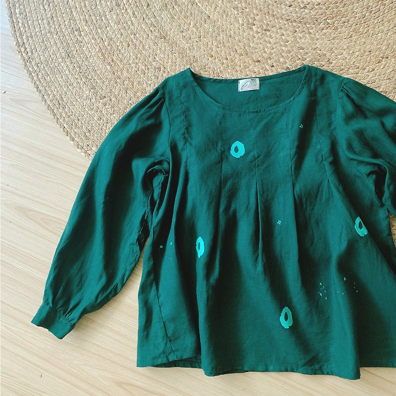 last one small circles, clouds, stars forest green pleated elegant design linen comfort top - เสื้อผู้หญิง - ผ้าฝ้าย/ผ้าลินิน สีเขียว