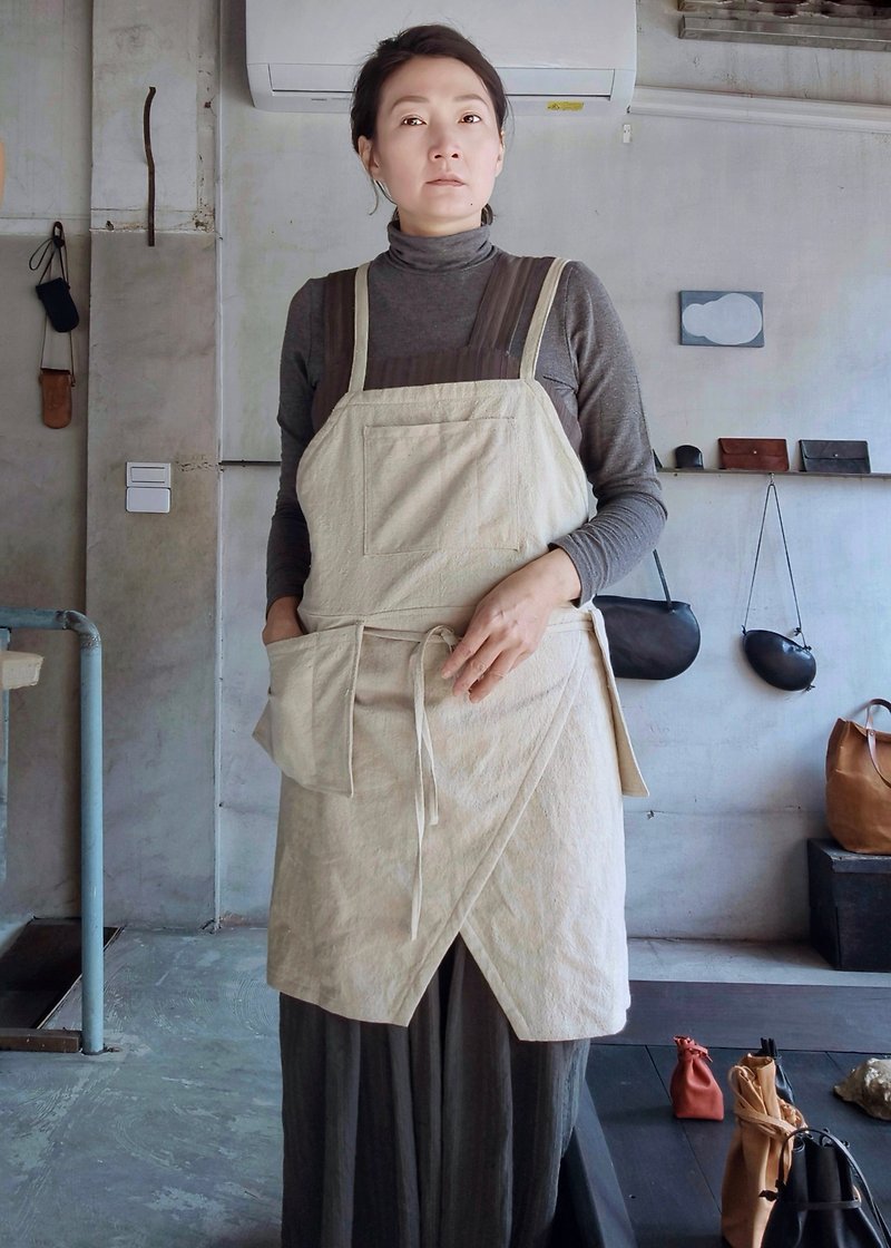 Off-white wrinkled Linen unisex craftsman apron - ผ้ากันเปื้อน - ผ้าฝ้าย/ผ้าลินิน 