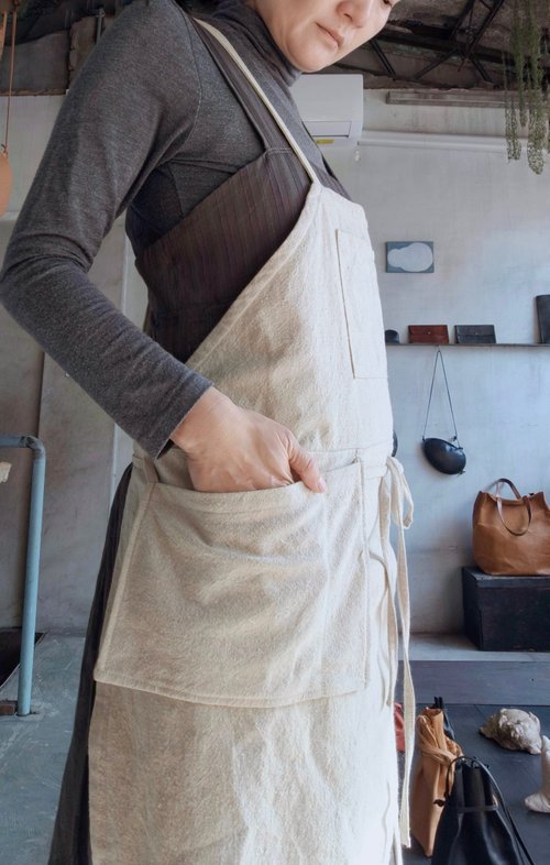 ホワイトのシワ加工リネンのユニセックス職人エプロン