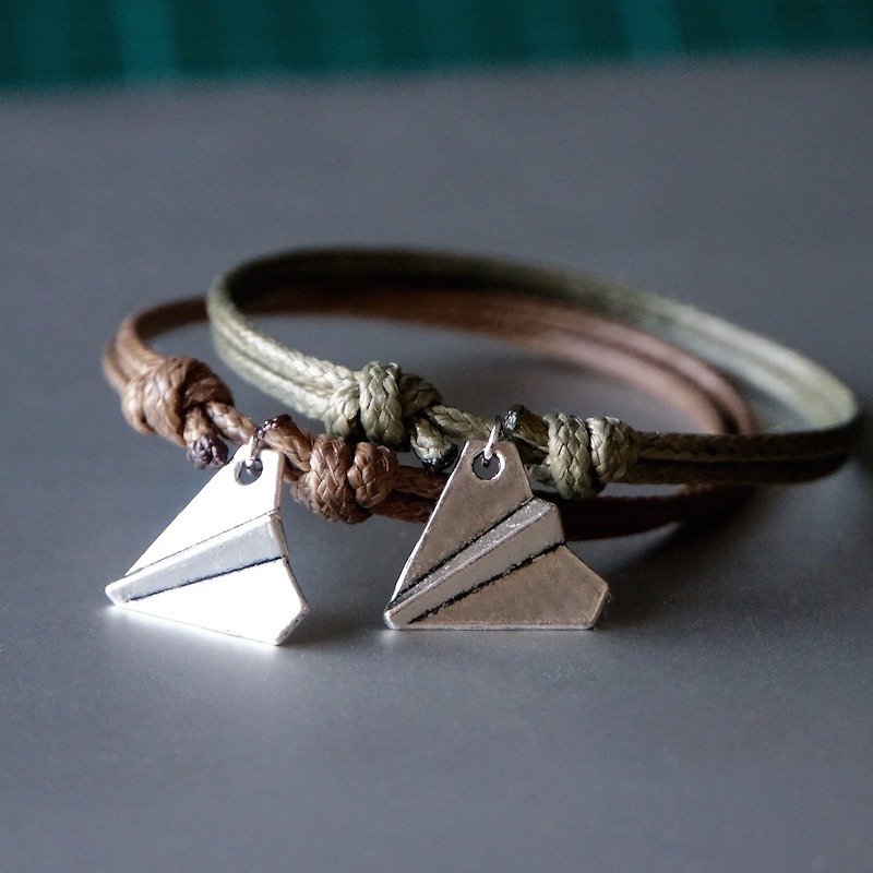 ITS-B804 [Minimal series, childhood paper plane] 1 paper airplane wax rope bracelet. - สร้อยข้อมือ - โลหะ สีเงิน