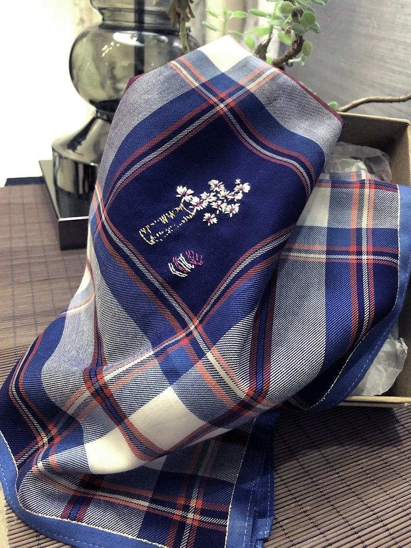 Hand embroidered handkerchief in Japan cotton - ผ้าเช็ดหน้า - ผ้าฝ้าย/ผ้าลินิน สีน้ำเงิน
