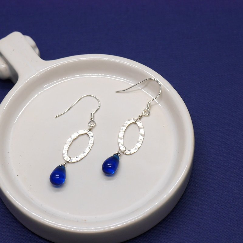 Sparkling navy blue hand-knocked sterling silver glass earrings (can be changed to painless ear clips) - ต่างหู - กระจกลาย สีน้ำเงิน