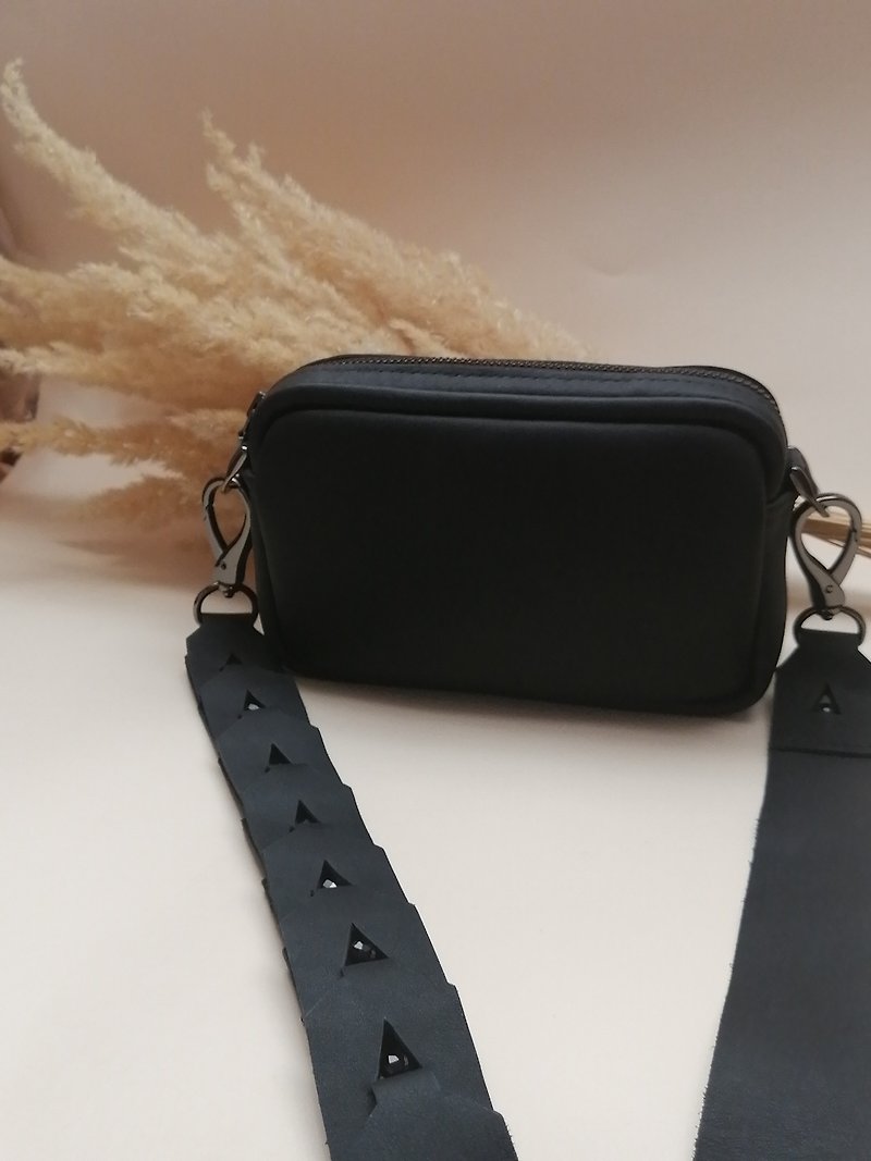 Black small but roomy bag purse made of genuine leather and cotton lining HOLLY - กระเป๋าถือ - หนังแท้ สีดำ