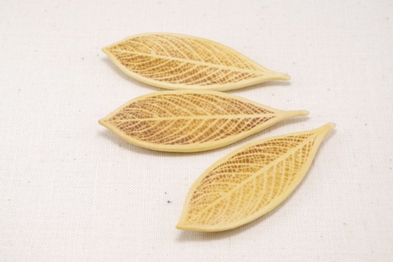 LBR-6 Wood Carving Leaf Brooch [Bass wood (oil finished) ] - Brooches - Wood Khaki