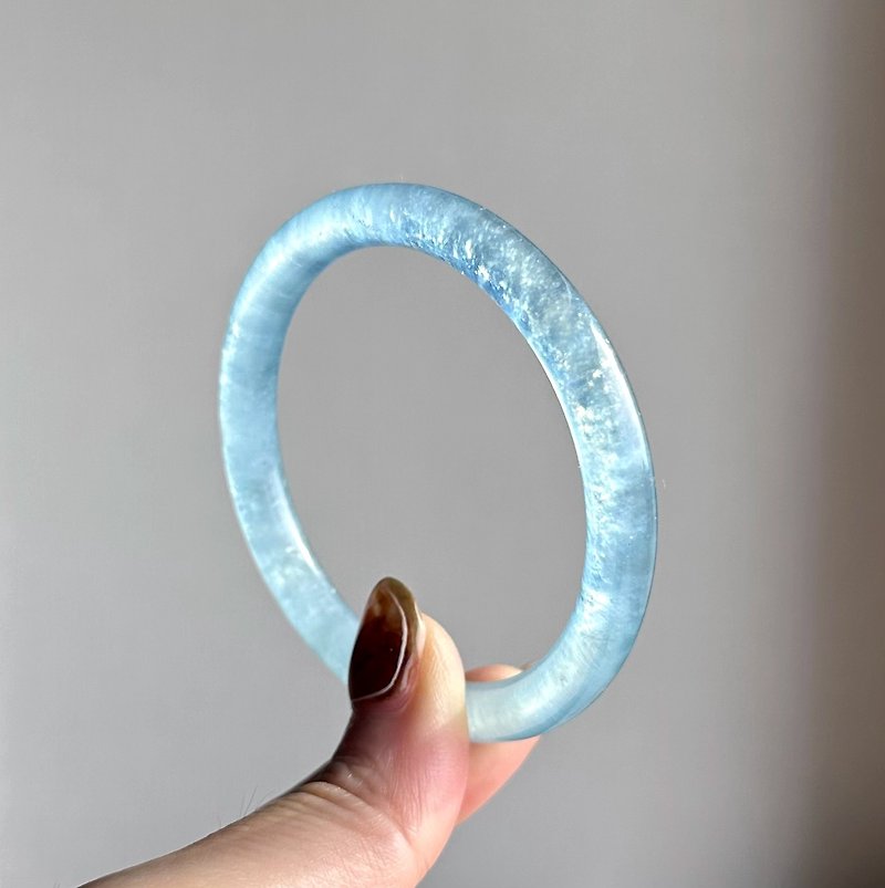 Natural see-through aquamarine bracelet with thin shiny round bars 52.1 ring - สร้อยข้อมือ - คริสตัล สีน้ำเงิน