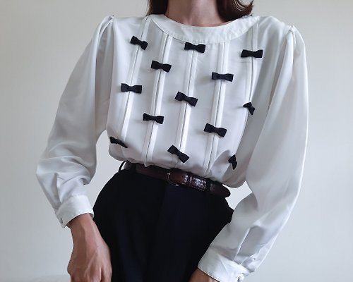 ISSARA ART GALLERY 帶黑色蝴蝶結的複古白色泡泡袖襯衫 漂亮的圖案襯衫