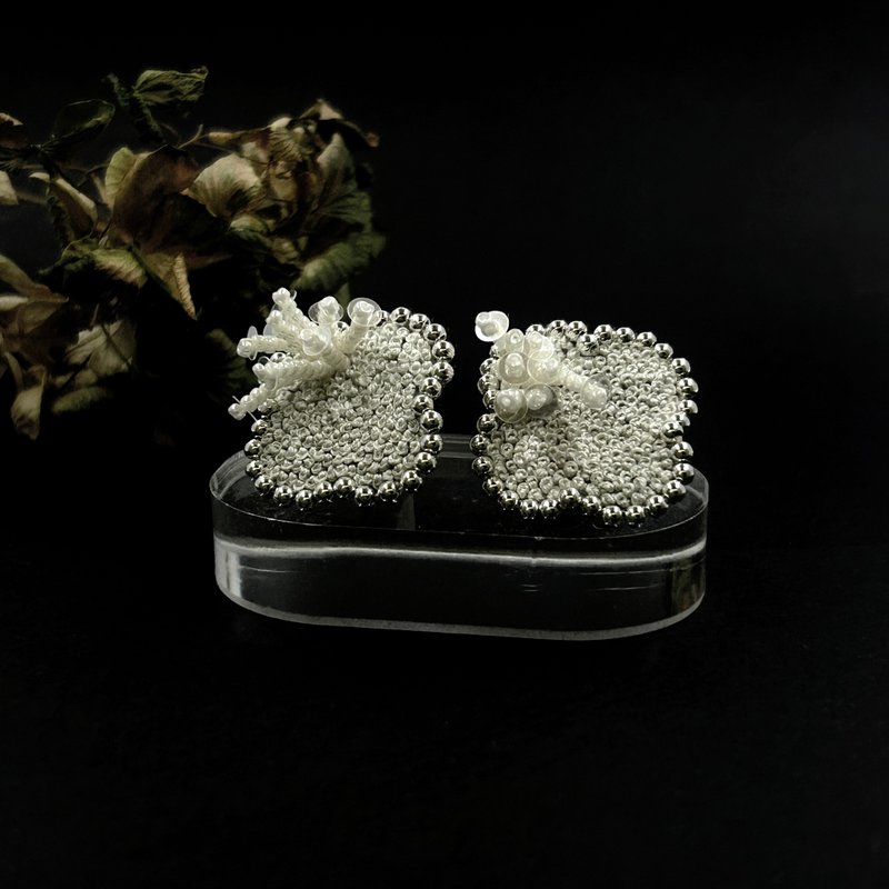| 茷 | 耳針/耳夾 | Silver lining #206 | 手刺繡海棠花耳環 - 耳環/耳夾/耳骨夾 - 繡線 銀色