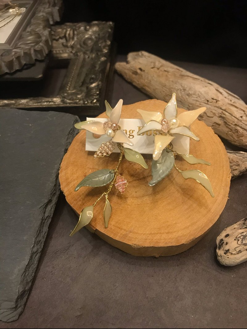 Fake boss king_boss autumn moon fruit crystal flower asymmetric earrings - ต่างหู - วัสดุอื่นๆ สีกากี