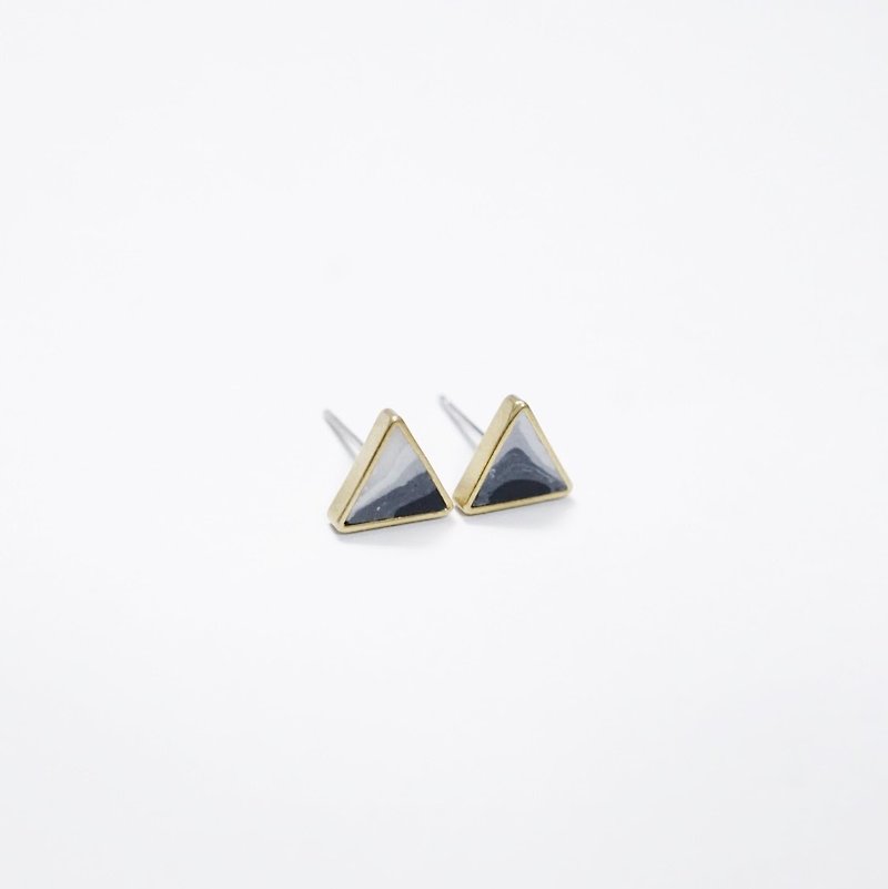 [The Shadow Collection] 幾何三角形黃銅軟陶黑白漸變色耳釘 Geometric Black and White Ombre Gradient Stud Earrings - 耳環/耳夾 - 黏土 