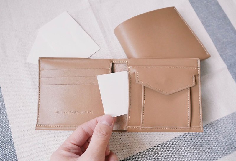 WHITEOAKFACTORY Handmade PU leather Plain "RICHE" wallet – Sand beige 钱包 / Birthday Gifts / Exchange Gifts / Graduation Gifts - กระเป๋าสตางค์ - วัสดุอื่นๆ สีนำ้ตาล