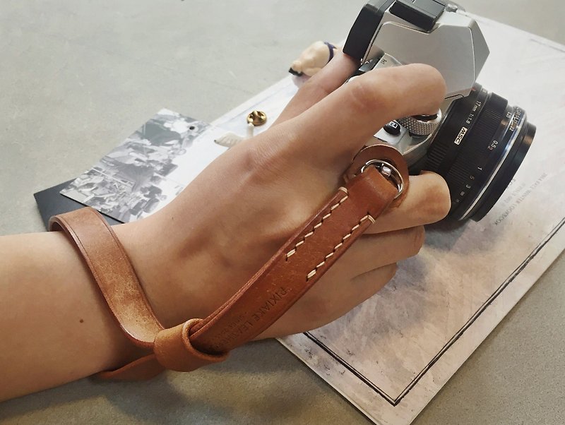 Handmade cowhide SLR micro-single film camera wrist strap hand rope lanyard color style can be customized lettering - ขาตั้งกล้อง - หนังแท้ หลากหลายสี
