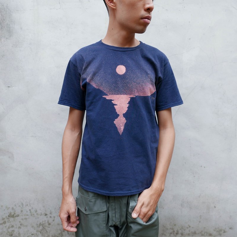 手染めTシャツ  台湾 デザイン Moon on the ocean - Tシャツ メンズ - コットン・麻 ブラック